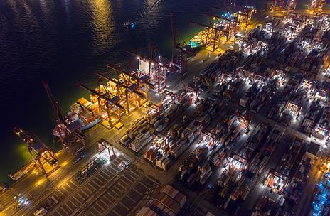 城市进出口业务和物流国际货物中集装箱货船的空中俯视图.